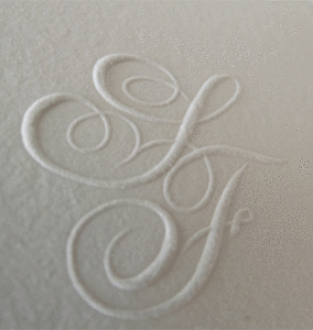 rilievo iniziali embossing