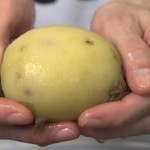 come sbucciare le patate senza ustionarsi