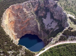 Sinkhole-Xiaozhai-Tiankeng-450x337