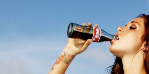 donna-beve-coca-cola