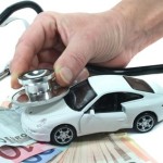 Stethoskop mit Auto und Geld