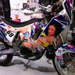 La pornostar Claire Castel sulla Yamaha di Hugo Payen