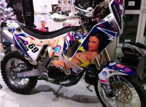 La pornostar Claire Castel sulla Yamaha di Hugo Payen