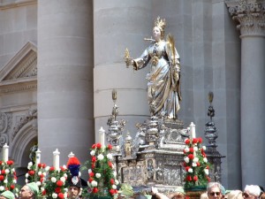 Il simulacro in processione sul sagrato del duomo