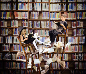 32000491-Due-bambini-stanno-leggendo-libri-su-lunghe-sedie-di-legno-surreali-in-una-biblioteca-con-libri-e-ca-Archivio-Fotografico