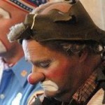 Clown in lacrime al funerale di un artista del circo