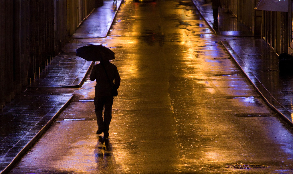 L'uomo sicuro va, con passo sicuro verso la sua strada