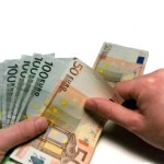 s2 mani che contano banconote da 50 e 100 euro