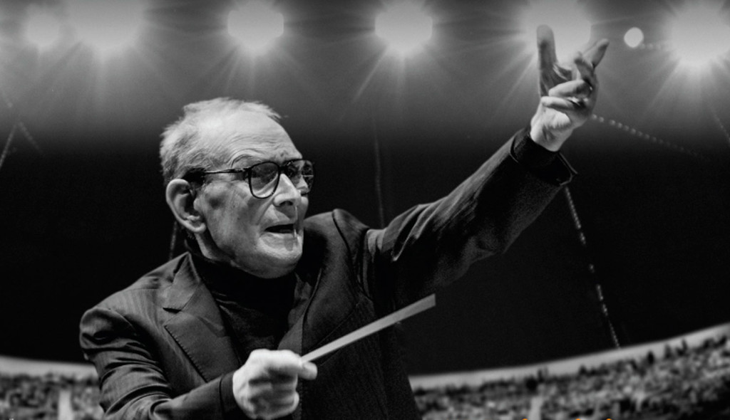 foto in bianco e nero di ennio morricone 