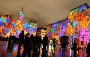 Il Natale in Francia è anche ''La Fête des Lumieres''. Le illuminazioni dipingono gli edifici di vividi colori, in un gioco di luci sempre nuovo e sorprendente.